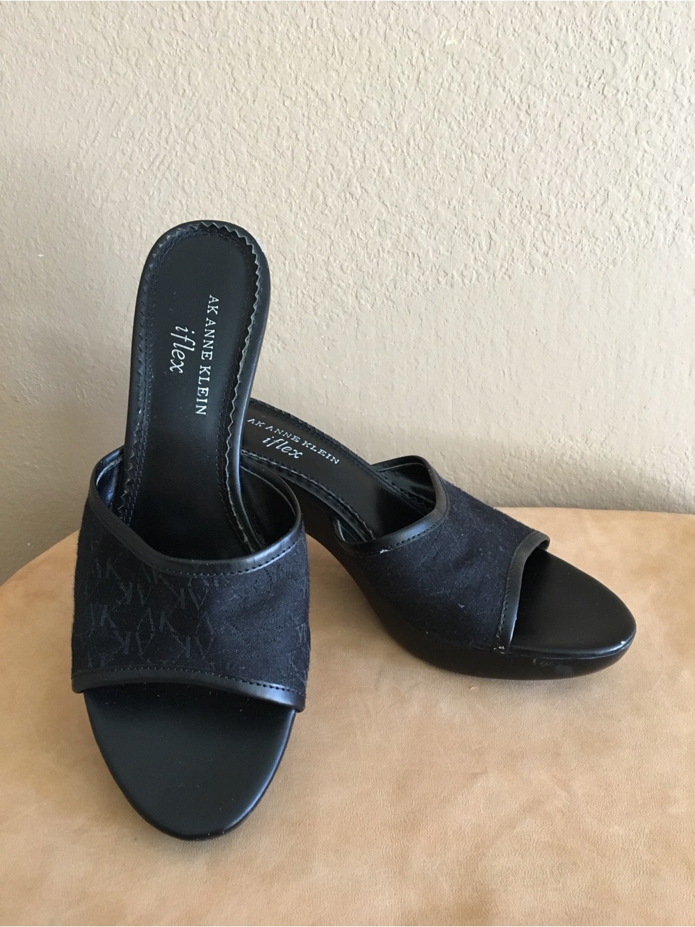 AK ANNE KLEIN  PEEP-TOE BLACK MULES